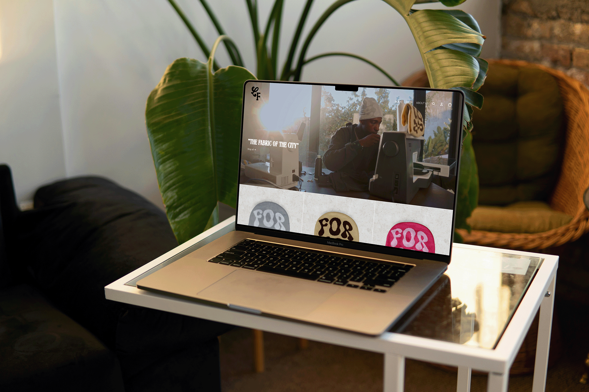 Local Foreigner Club Website auf dem MacBook