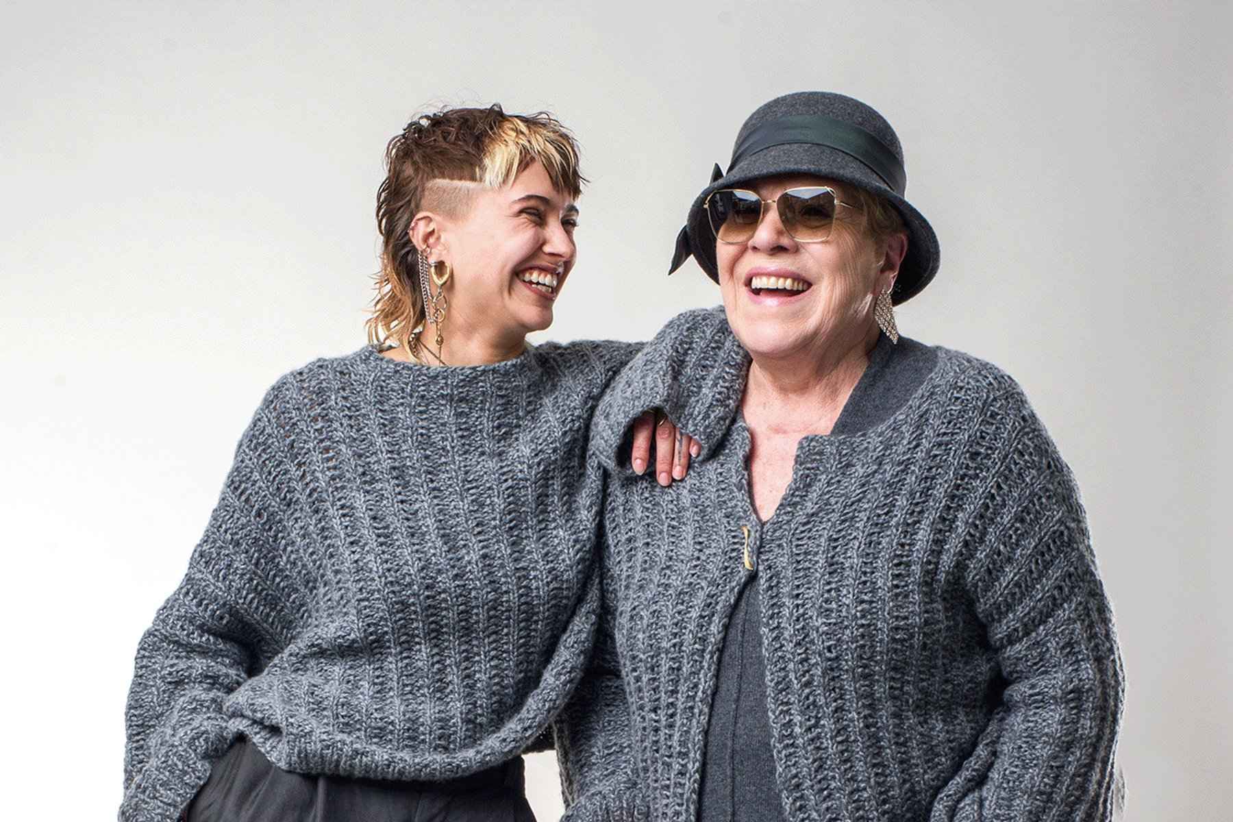 Zwei Models in RS Cashmere Strick, Studioaufnahme