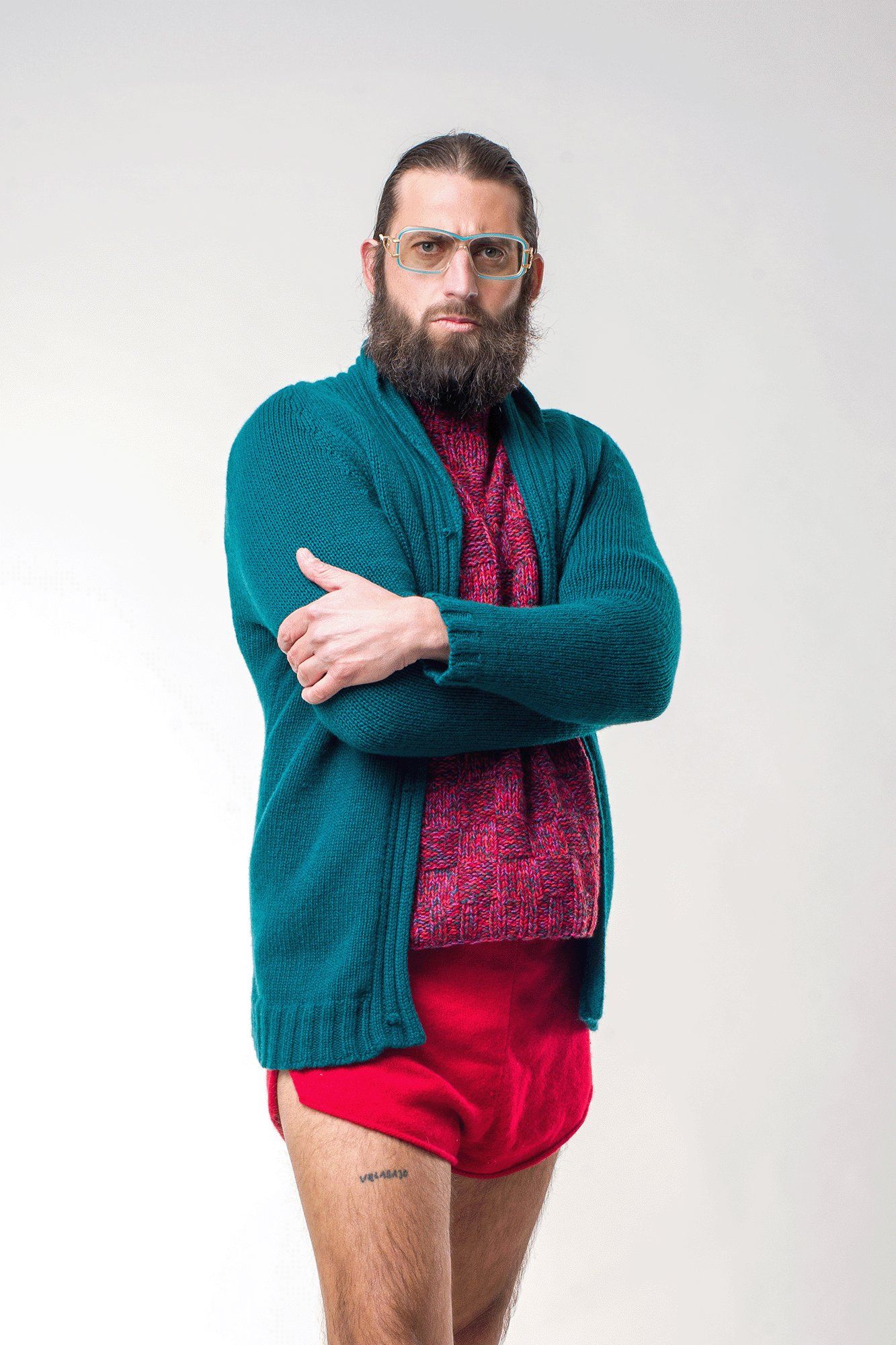 Model mit verschränkten Armen in Cashmere-Cardigan