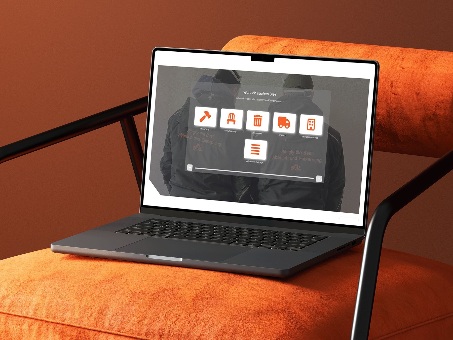 Simply the Best Website auf einem MacBook auf orangem Sessel